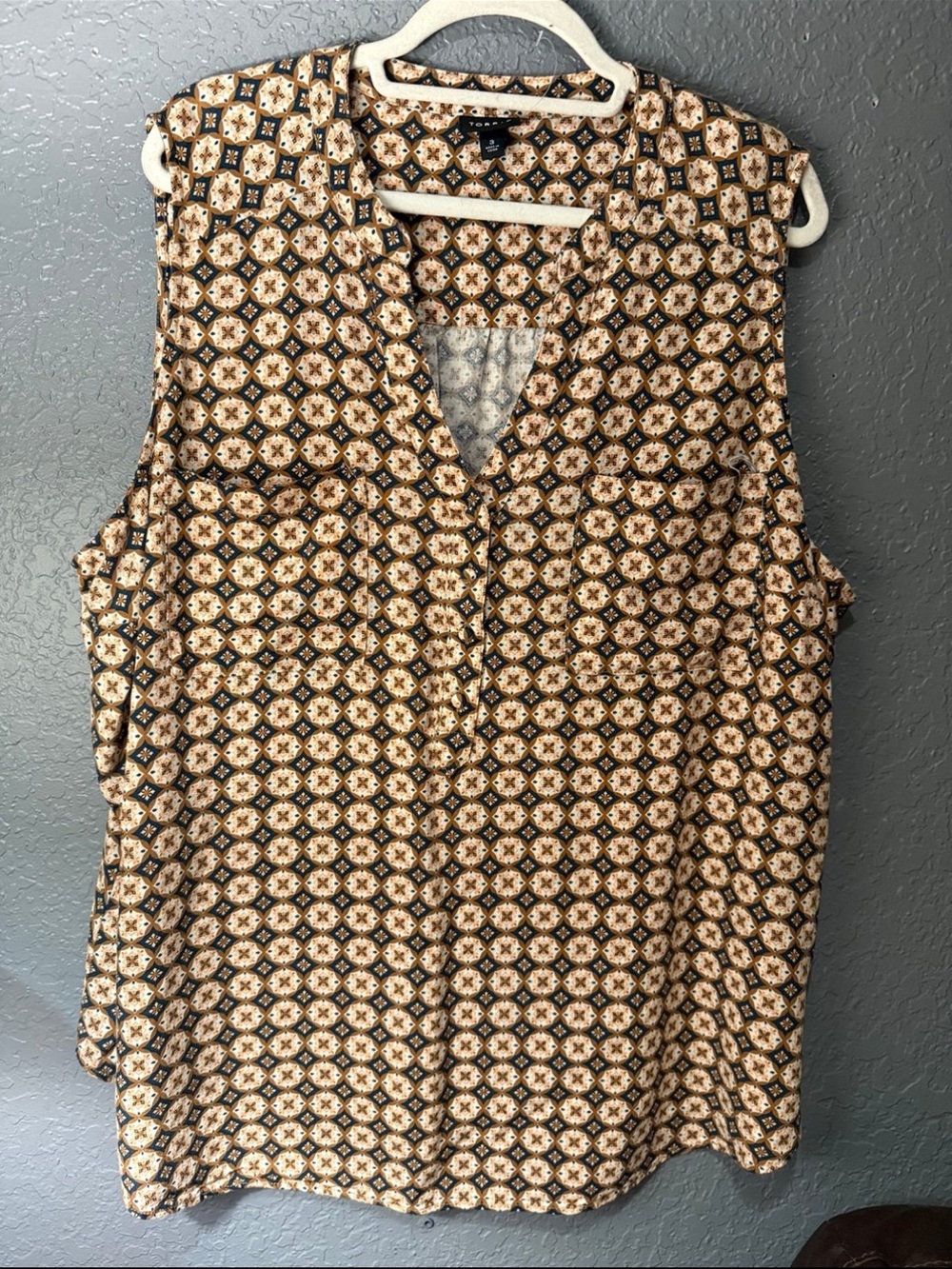 torrid Sleeveless V-Neck Geometric Print Tank in Cream and Black